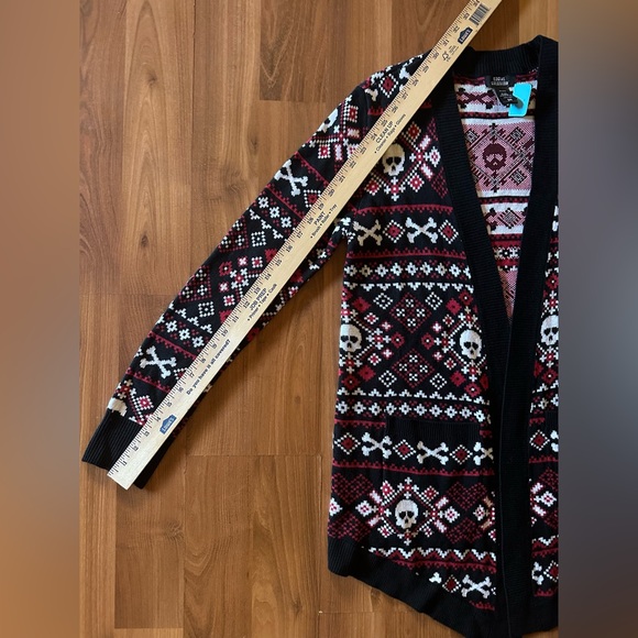 🆕 NWT Social Collision Black & Red Skull Fair Isle Cardigan size S Hot Topic 💀 - Picture 6 of 10